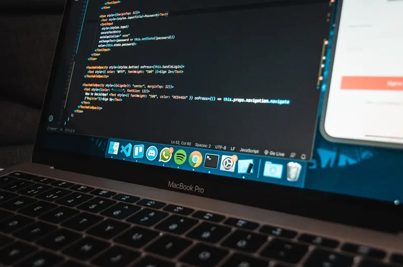 Laptop dans un intérieur lumineux