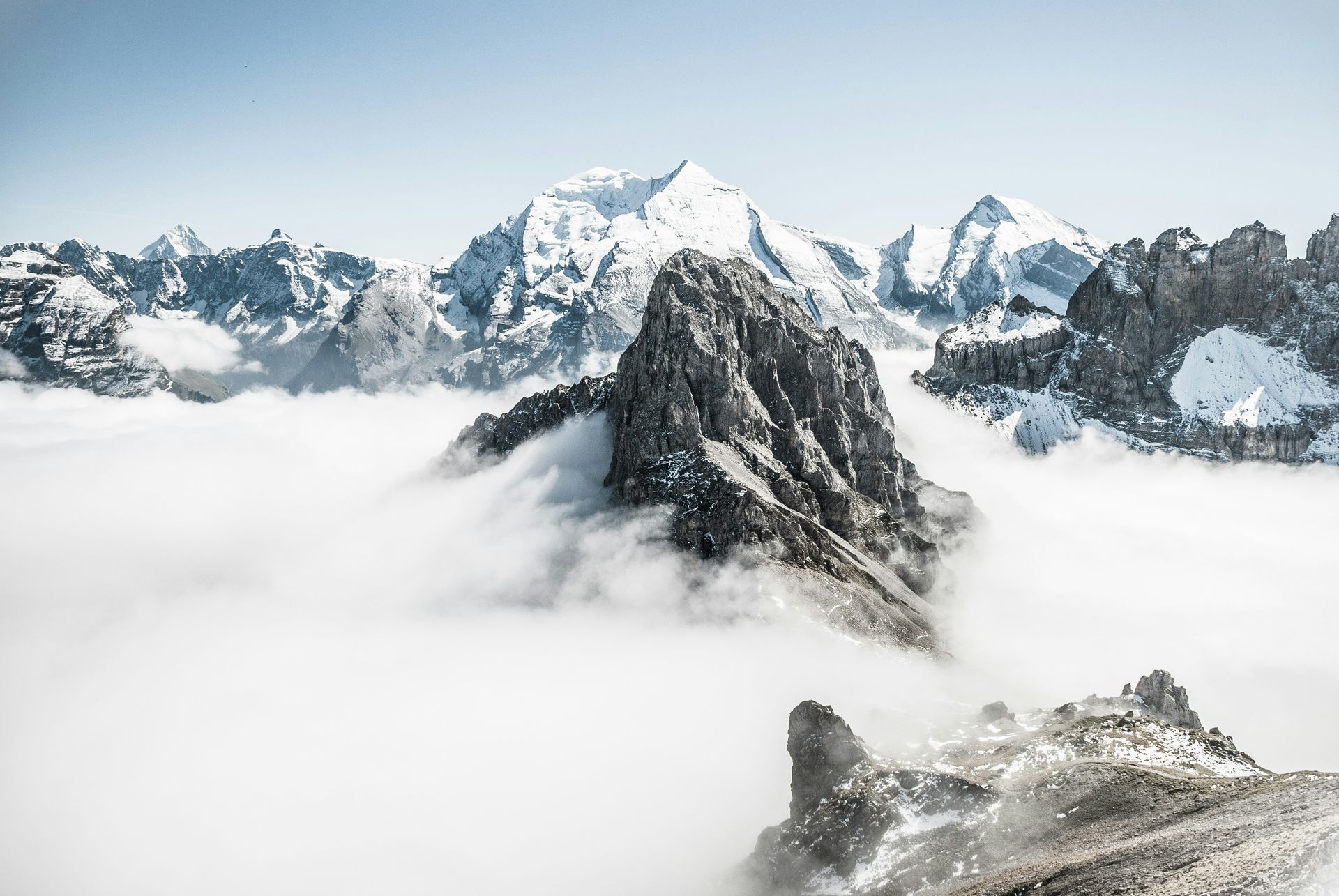 Pic rocheux au-dessus d'une mer de nuages